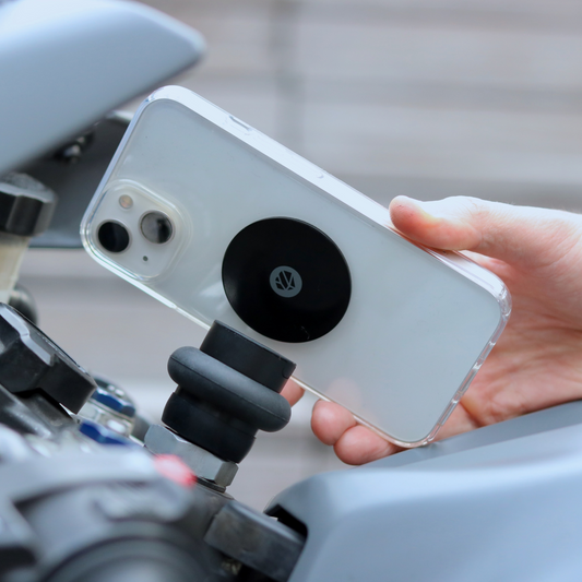 Shapeheart Metallplatte auf Smartphone installiert, ideal für eine robuste magnetische Befestigung und vibrationssicher