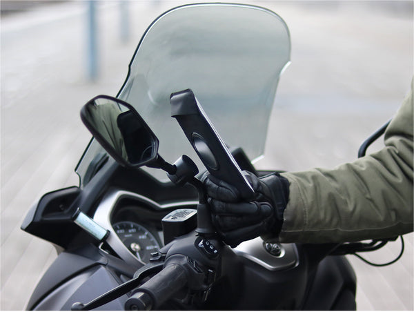 Support de téléphone magnétique avec pochette détachable pour rétroviseur de scooter, idéal pour la navigation en ville.