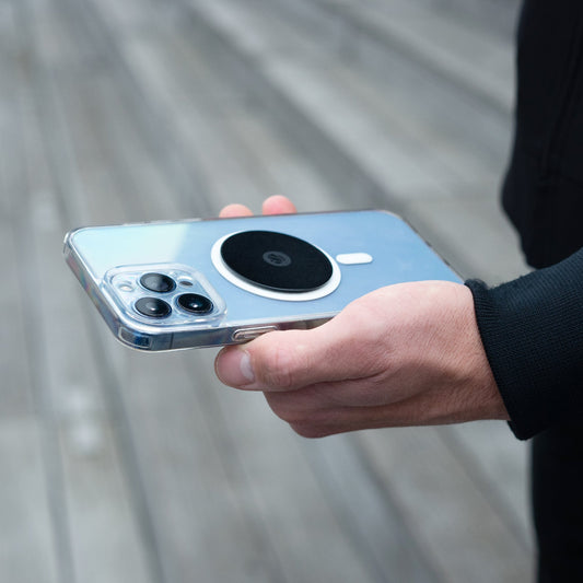 Smartphone mit Shapeheart Metallplatte in der Hand, ideal für eine sichere Befestigung des Telefons auf einem Shapeheart-Halter