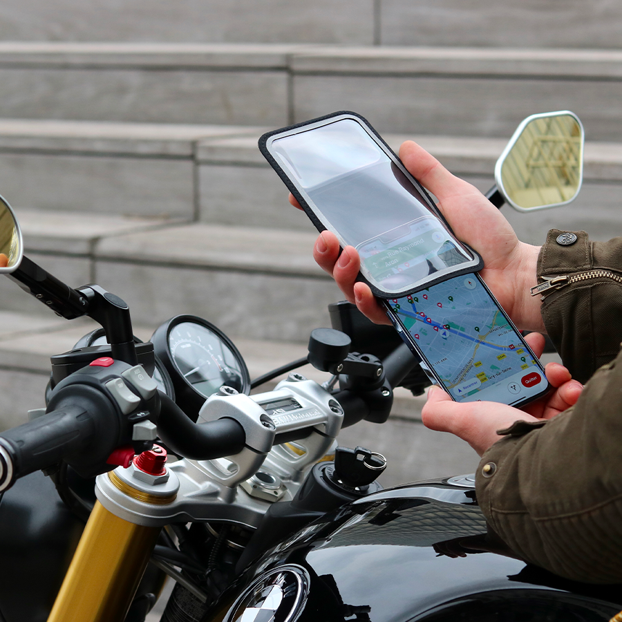 Legen Sie Ihr Smartphone in eine unserer universellen Magnetiktaschen, die mit der großen Mehrheit der auf dem Markt erhältlichen Telefone kompatibel ist