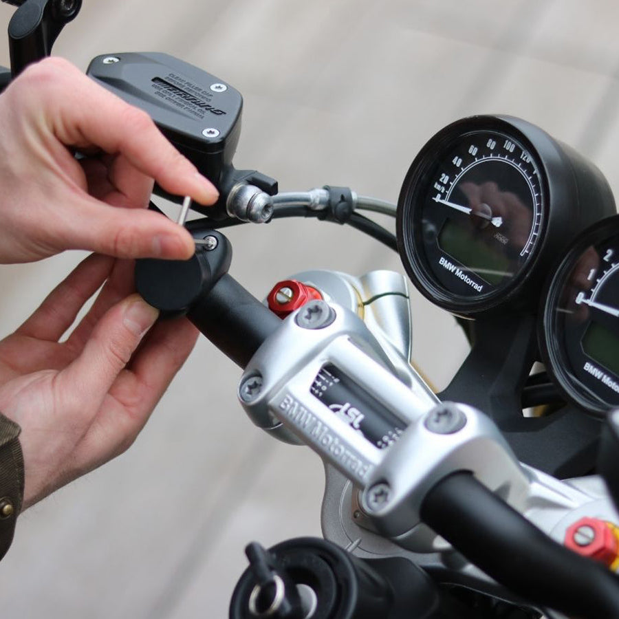 Unsere Pro-Motorradhalterung lässt sich auf alle Motorradlenker mit 22,2 mm, 25,4 mm, 28,6 mm und 31,8 mm schrauben