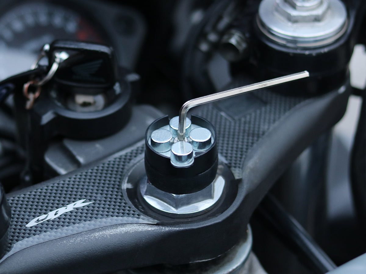 Le support de téléphone pour demi-guidon de moto sportive Shapeheart s'installe dans n'importe quel demi-guidon de 11 à 25mm de diamètre.