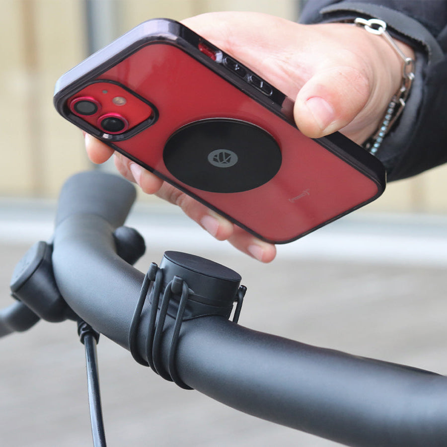 Magnetische Telefonbefestigung mit Metallplatte auf dem Fahrradlenker-Halter, befestigt mit Gummibändern