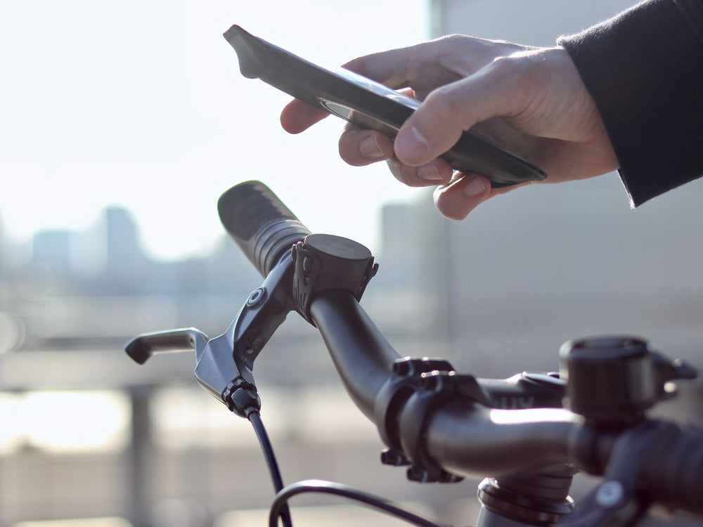 Paket mit Armband und Fahrradtelefonhalter