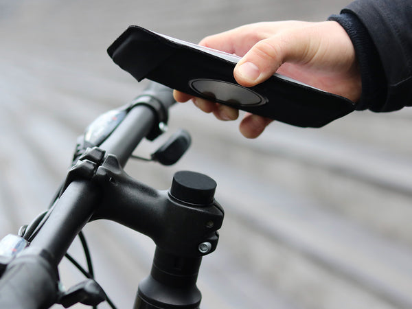 Installation du téléphone avec la pochette Shapeheart sur la potence du vélo pour un accès pratique au téléphone.