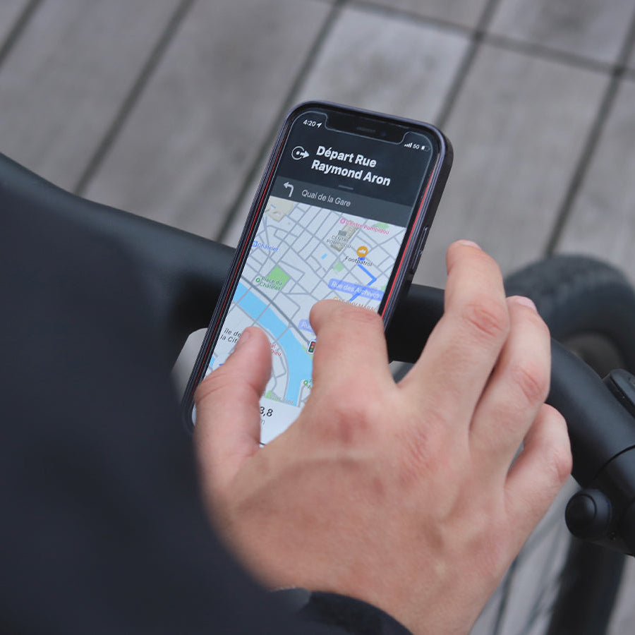 GPS-Nutzung auf dem am Fahrrad befestigten Telefon mit Shapeheart-Halterung.