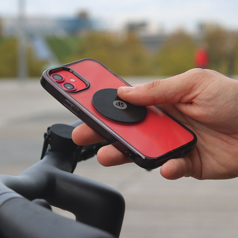 Detailansicht der Shapeheart Metallplatte, dünn und unauffällig auf das Telefon geklebt.