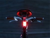 Lumières Shapeheart pour vélo - mise en situation. Illustration des lumières magnétiques en usage, démontrant leur efficacité et leur fixation fiable sur un vélo.