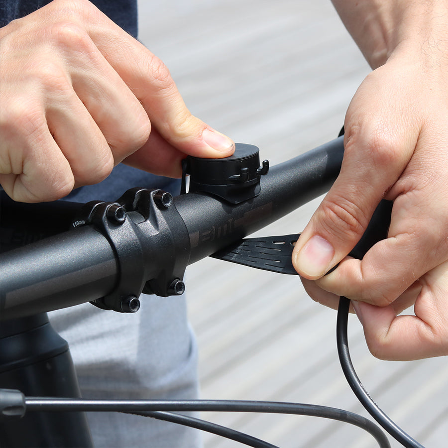 Elastische Strap-Befestigung der Shapeheart Telefonhalterung am Fahrradlenker.
