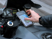 Smartphone maintenu sur support moto sportive Shapeheart et antivibration, navigation GPS stable et sécurisée