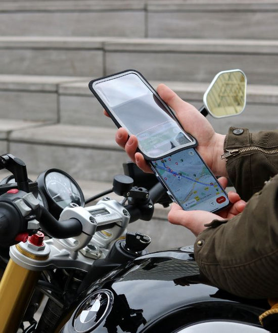 Ein junger Fahrer auf der Straße mitten in der Stadt, konzentriert auf seine ersten Motorradfahrten.