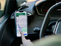 Conducteur utilisant une application GPS sur un smartphone fixé avec le support Shapeheart pour voiture