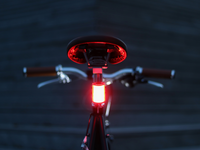 Vue arrière du vélo équipé de la lumière LED Shapeheart, montage facile et visibilité à 300°