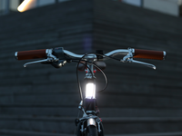 Lumière avant Shapeheart installée sur un vélo, visibilité renforcée grâce à un faisceau LED panoramique puissant et support de téléphone magnétique