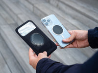 Comparaison side by side de la pochette résistante à la pluie et de la plaque métal anti-reflet 