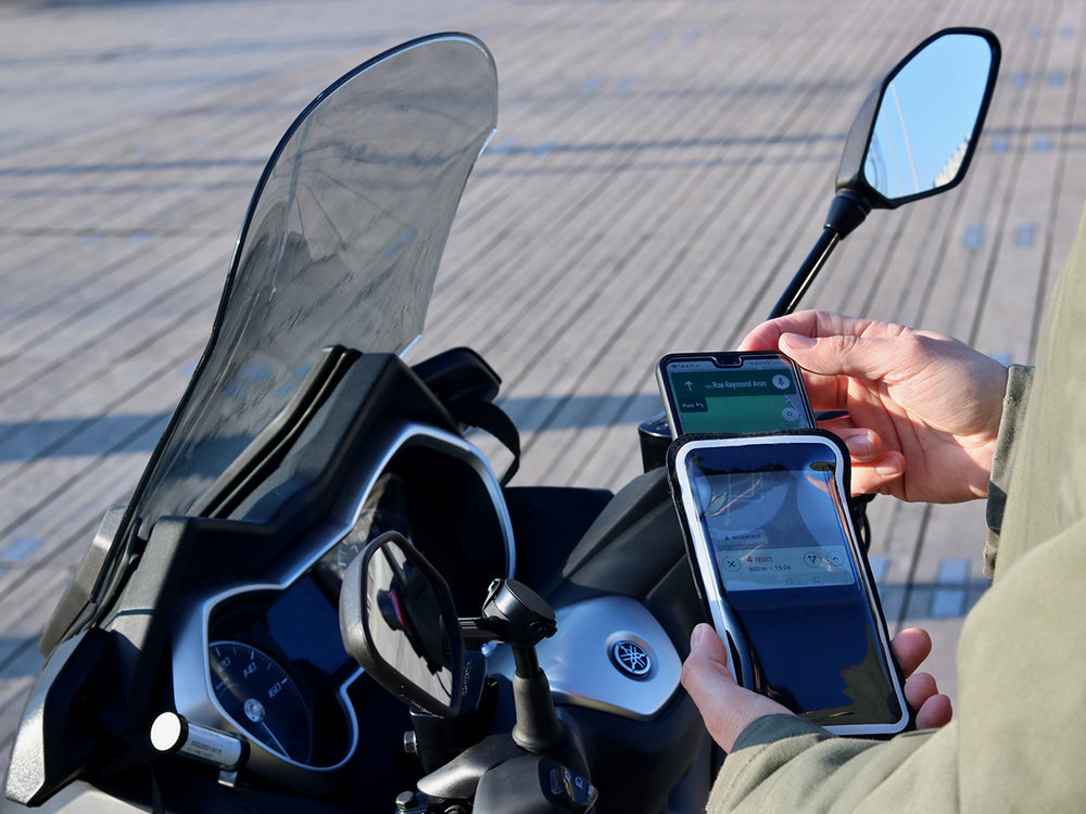 Installation de la pochette magnétique détachable,  pour accès au téléphone pratique et rapide