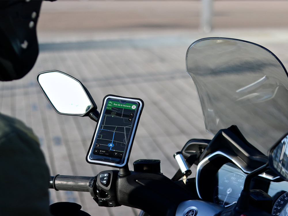 Pochette Shapeheart fixée sur un scooter. Navigation GPS stable et protégée des vibrations