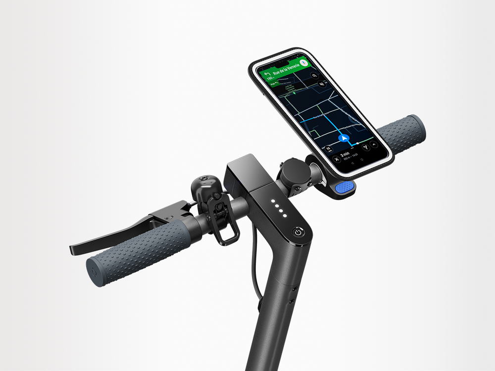 Support téléphone trottinette Shapeheart - vue principale. Image présentant le support magnétique Shapeheart conçu pour une fixation stable et pratique sur les guidons de trottinettes électriques ou classiques.