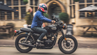 Motard utilisant le support Shapeheart