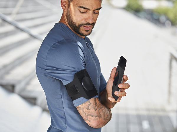 Fixation magnétique sécurisée du téléphone sur le brassard de sport, idéal pour courir avec son smartphone