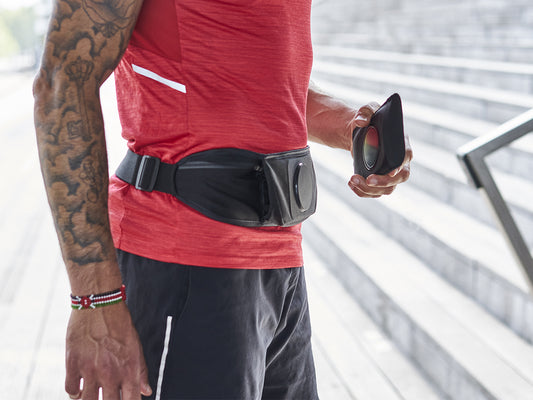 Magnétisation du téléphone sur la ceinture Shapeheart, confortable et sécurisée pour les activités sportives.