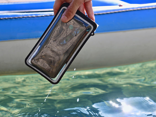 Entièrement étanche, notre téléphone est à l'abris jusqu'à 2m sous l'eau. 