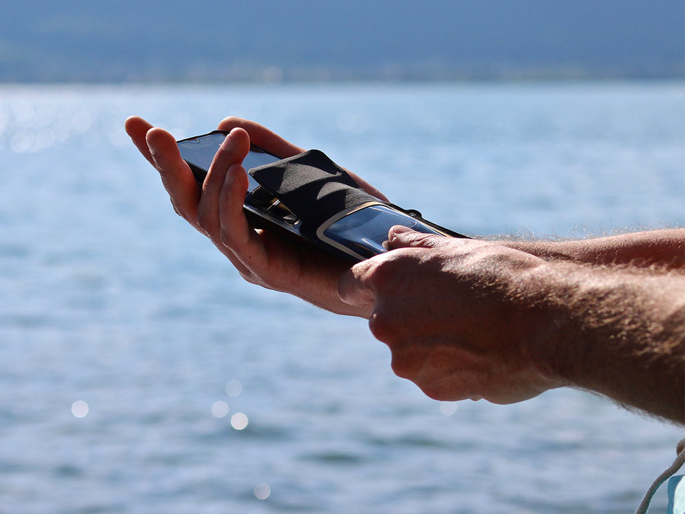 Sa fermeture étanche garantie une sécurité totale à votre téléphone. 