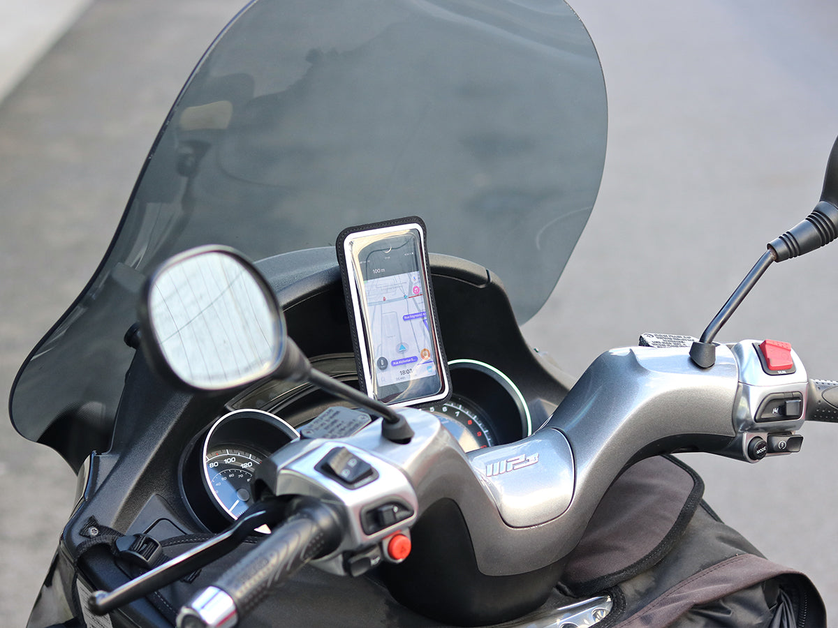 Fixez votre téléphone au tableau de bord avec ce support scooter. Pochette anti-pluie, écran tactile préservé