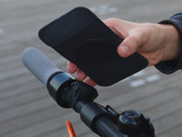 Support téléphone Shapeheart pour trottinette - vue rapprochée. Gros plan sur le mécanisme de fixation magnétique, offrant une sécurité optimale pour le téléphone pendant les trajets.